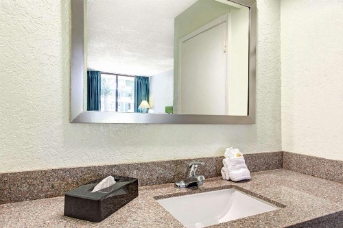 Days Inn by Wyndham Kissimmee FL image 18